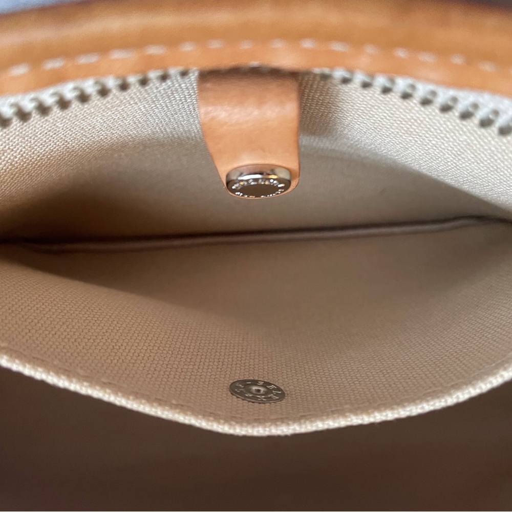 Burberry White and Orange Shoulder Bag with Elegant Design - Picture 8 of 10